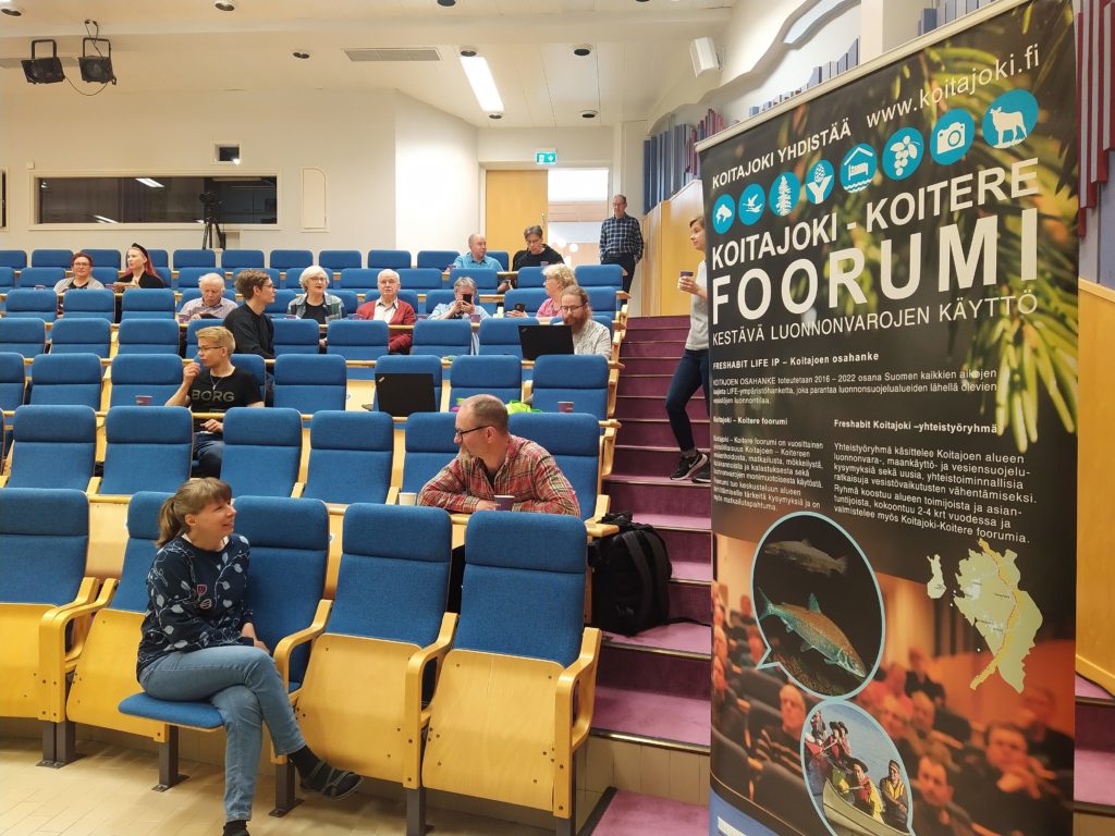 Koitajoki-Koitere foorumiin osallistujia kuvattuna Ilomantsin Kunnantalon Kalevala-salissa.