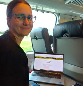 Nainen istuu tietokoneen ääressä