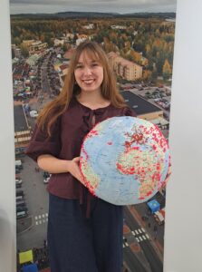 hymyilevä nainen maapallon kanssa